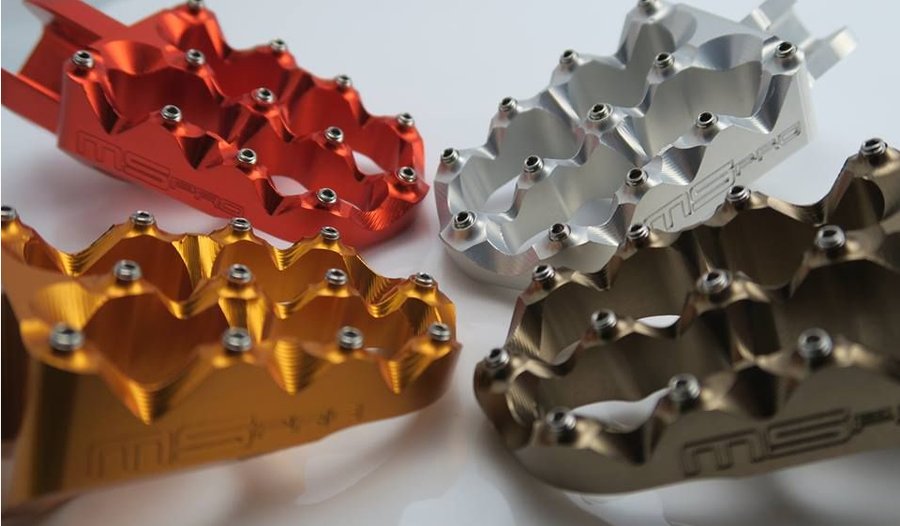 赤、金、銀のアルマイト処理されたブレーキキャリパー