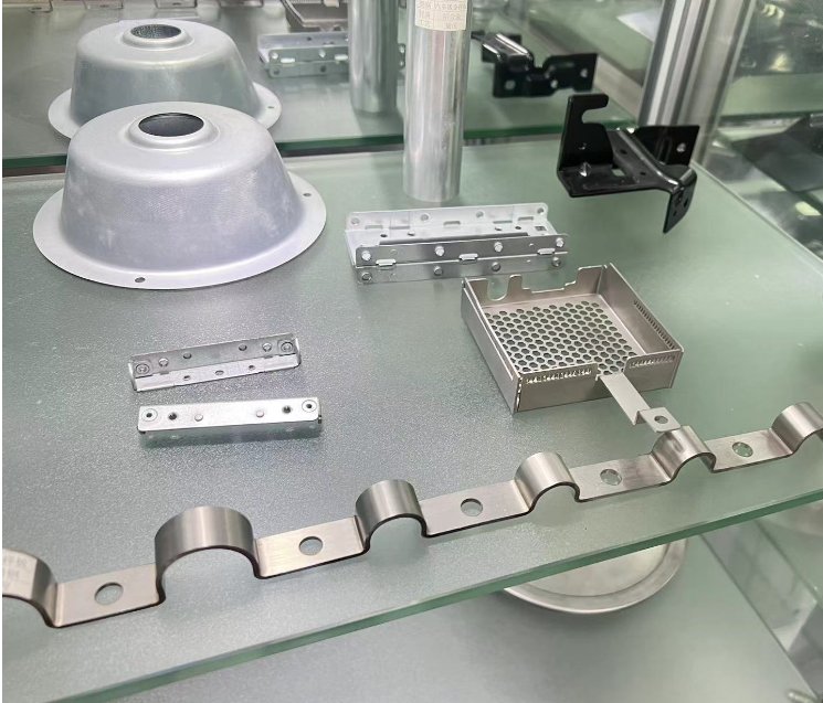 板金製ブラケットおよびクランプ