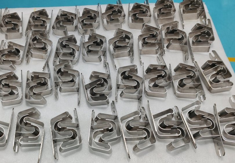 多数の小型ブラケット